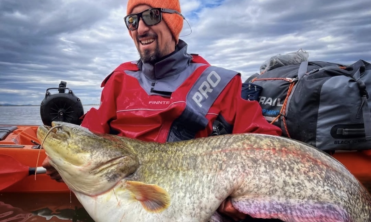 Как я поймал огромного сома на Амуре с каяка